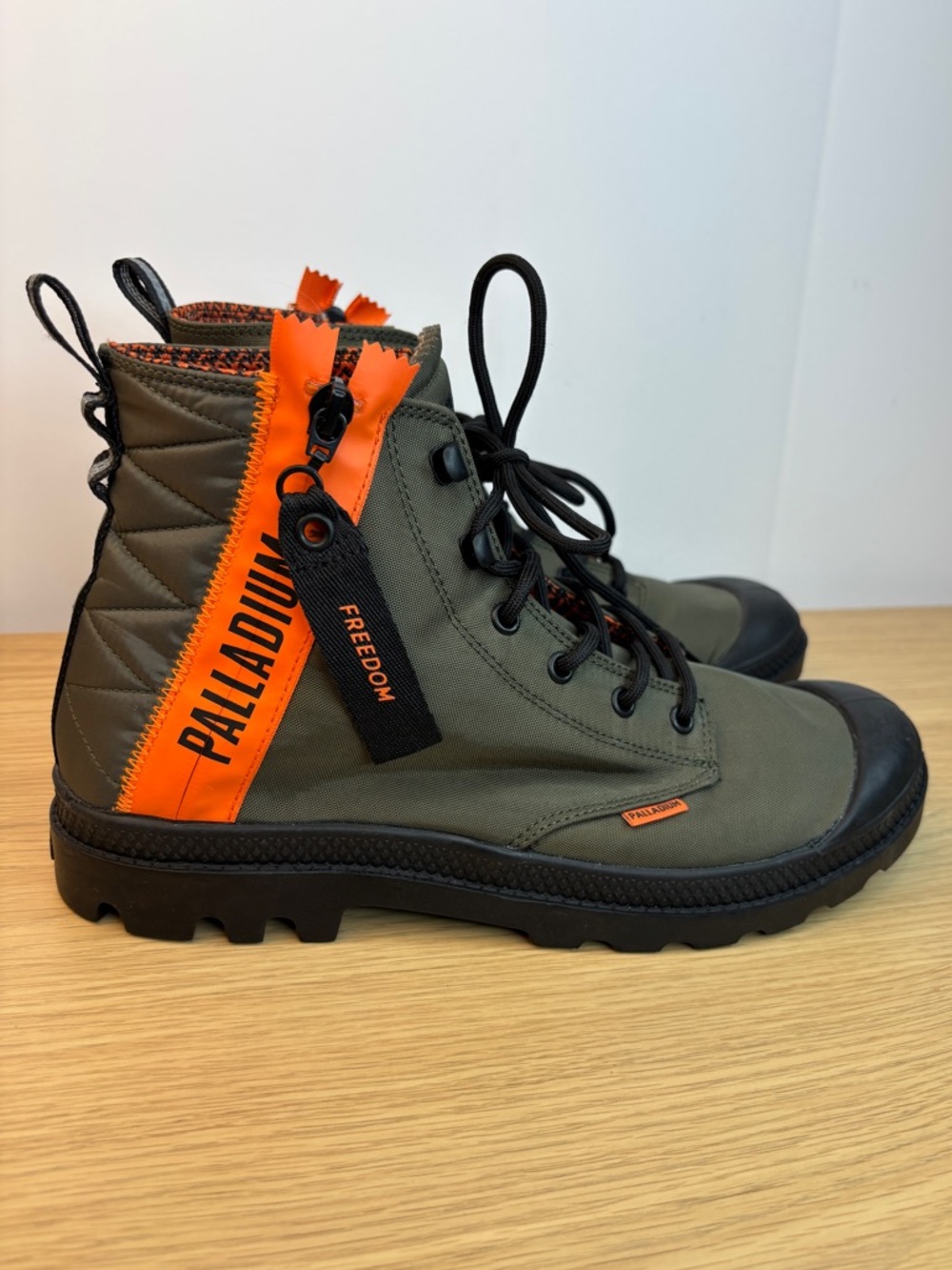 Palladium‎ Pampa Unlocked in the "Olive Night" colorway Men’s 10 Woman’s 11.5
